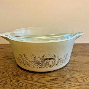 Pyrex 2.5qt Casserole Dish w/lid, “Forest Fancies”